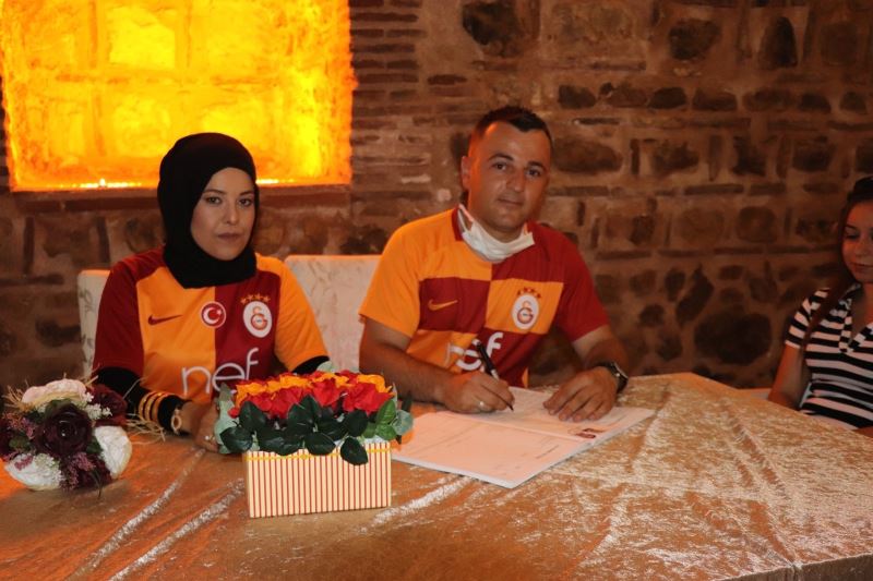 Genç çiftin Galatasaray aşkı nikahlarında bile görüldü
