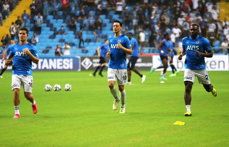 Adana Demirspor ve Fenerbahçeli oyuncular ısınmaları tamamladı
