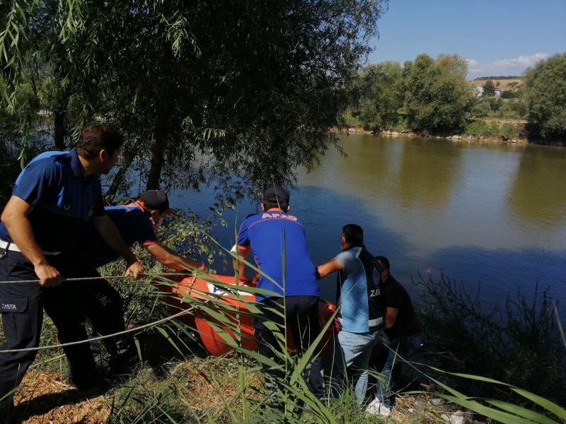 Sakarya Nehrini geçmek isteyen genç kayboldu
