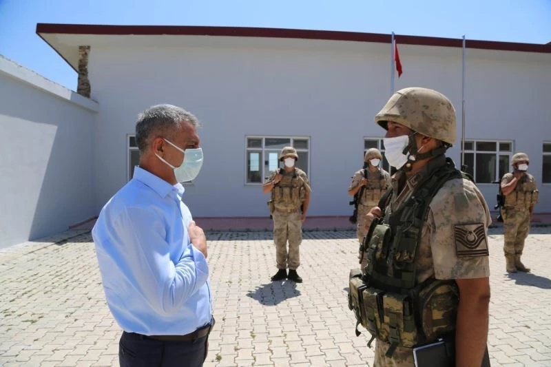 Vali Özkan Mehmetçikle bir araya geldi
