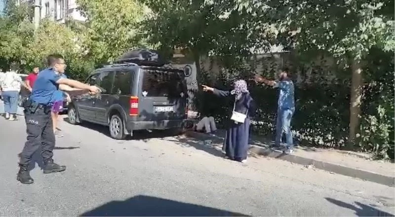 Polis saldırgana uyarılarda bulunarak elindeki bıçağı zorla yere attırdı
