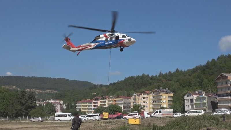 Sel bölgesindeki köylere jeneratörler helikopterlerle götürülüyor
