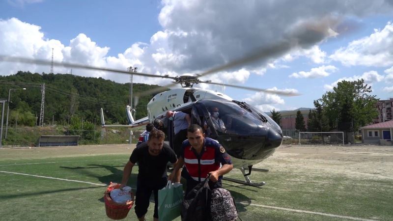Bakan Karaismailoğlu’nun helikopteriyle vatandaşlar tahliye ediliyor
