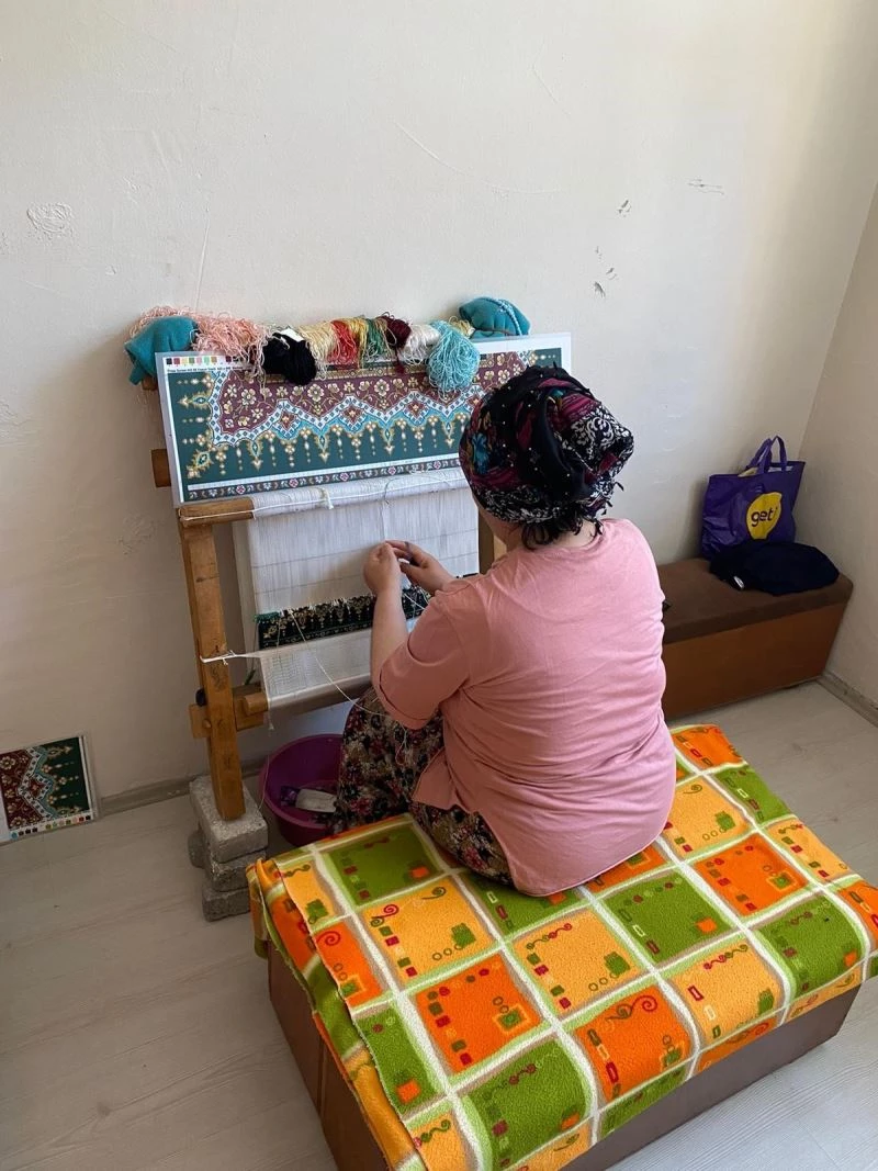 İzmitli kadınların alın teri ipek halıya dönüşüyor
