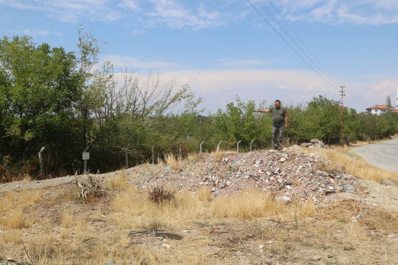 Bahçesine dökülen molozların kaldırılmasını istiyor
