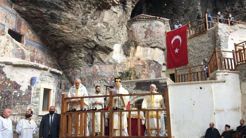 Patrik Bartholomeos: “Pandemiden, sel ve yangınlardan zarar görenlerin iyileşmesi için şifa diledik”
