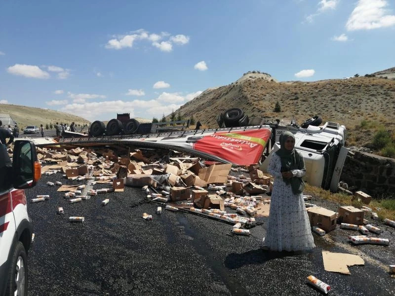 Otomobil ile çarpışan tır devrildi, meyve suyu kolileri yola saçıldı
