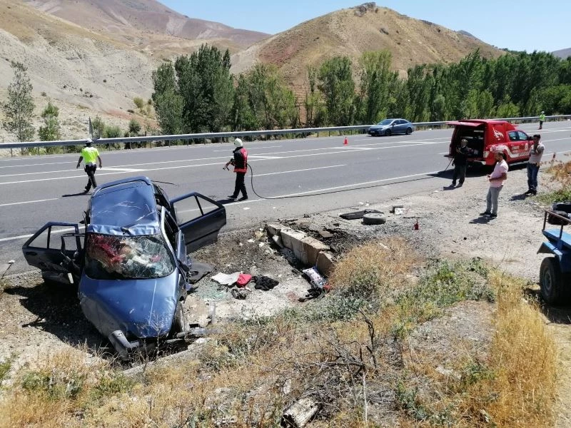 Otomobil menfez köprüsüne çarptı: 4 yaralı
