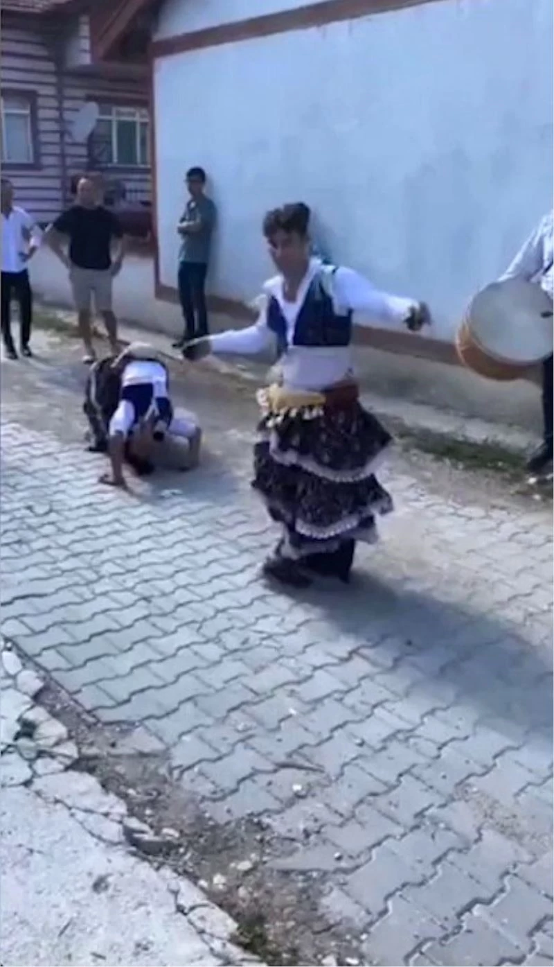 Karabük’te vakaların artmasına rağmen köçek parayı ağzıyla aldı
