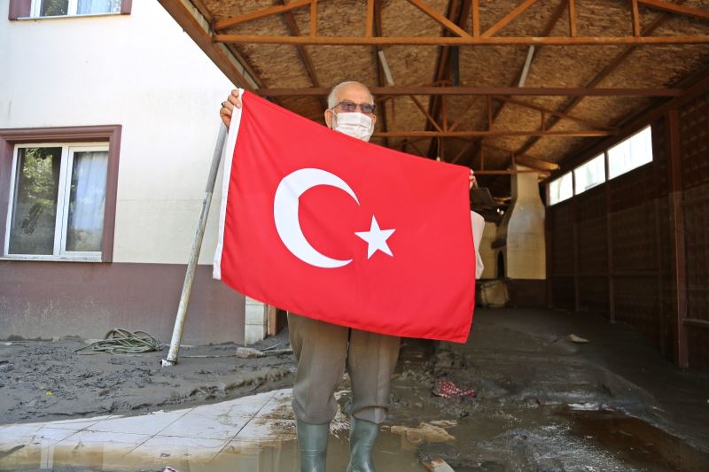 Evde mahsur kaldı, helikopterin görmesi için çatıdan Türk bayrağı salladı
