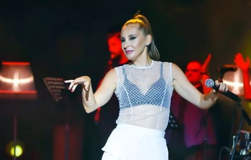 Ünlü sanatçı Funda Arar: 