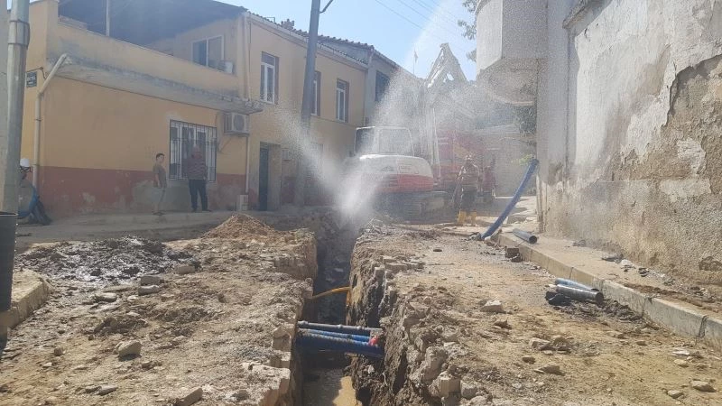 Tire’de vatandaşlar sık sık su boruların patlamasına ve suların kesilmesine tepkili
