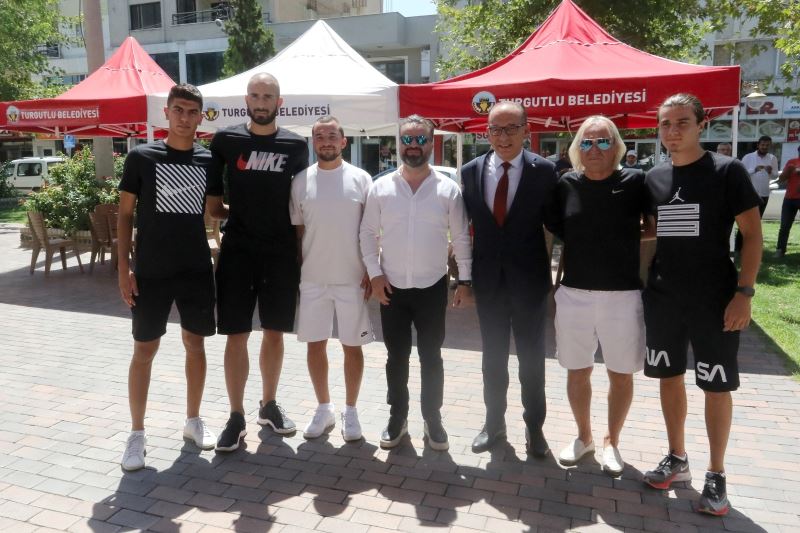 Turgutlusporlu futbolcular aşure dağıttı
