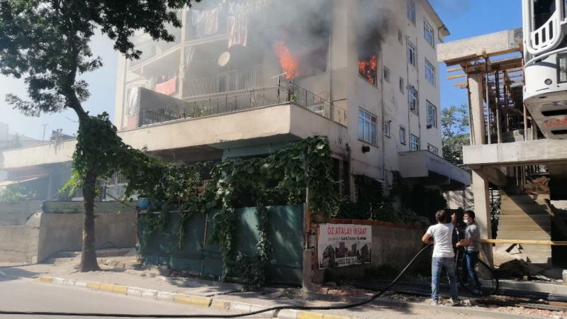 Oturma odasındaki alevleri görünce eşiyle kendini dışarı attı
