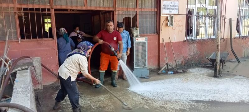 Selin vurduğu okullar eğitim-öğretime hazırlanmak için temizleniyor

