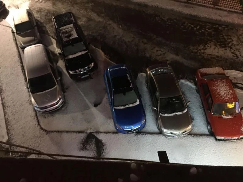 Dolu yağışı saniyeler içerisinde etrafı beyaza bürüdü
