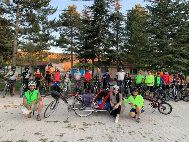 Küresel ısınmaya karşı 35 kilometre pedal çevirdiler
