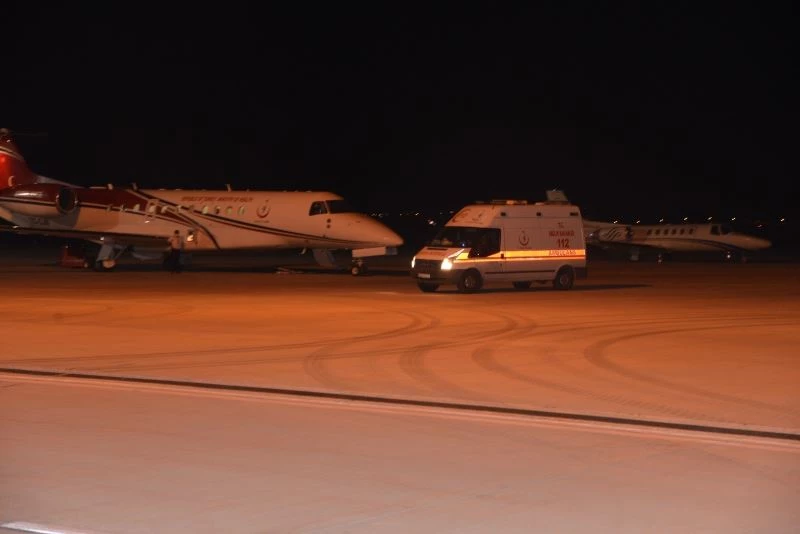 Lübnan’daki akaryakıt tankeri patlamasında ağır yaralanan 3 kişi ambulans uçakla Türkiye’ye getirildi
