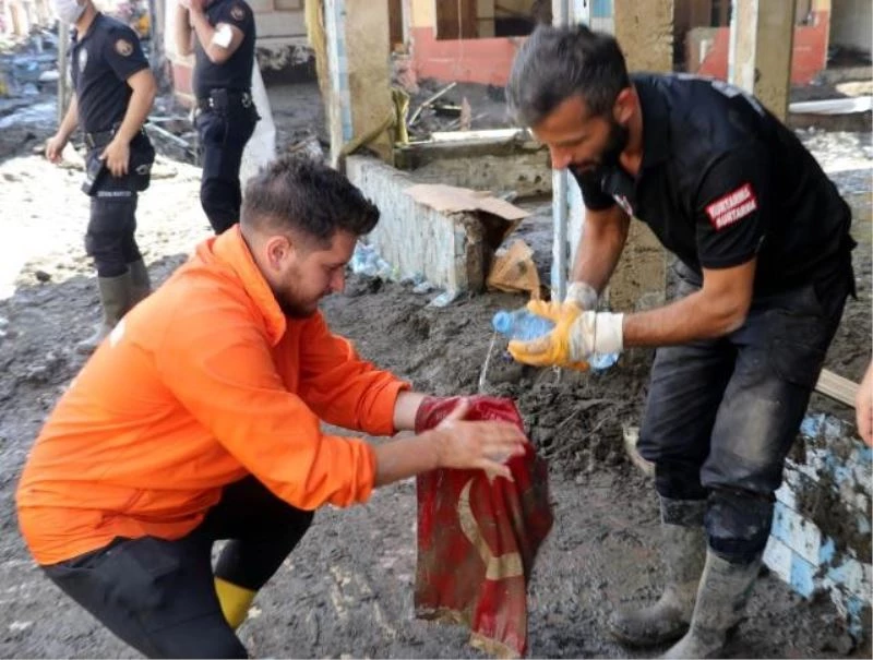 Çamur içinden çıkan bayrağı temizleyip en yüksek yere astılar
