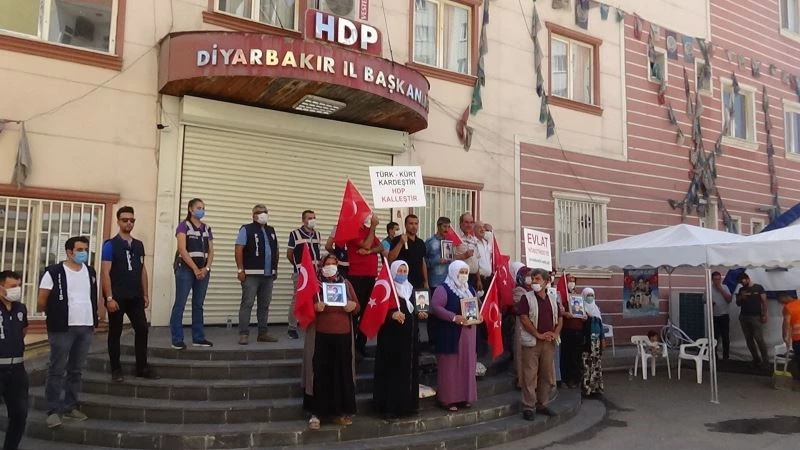 Evlat nöbetindeki ailelerden HDP ve PKK’ya sloganlı tepki
