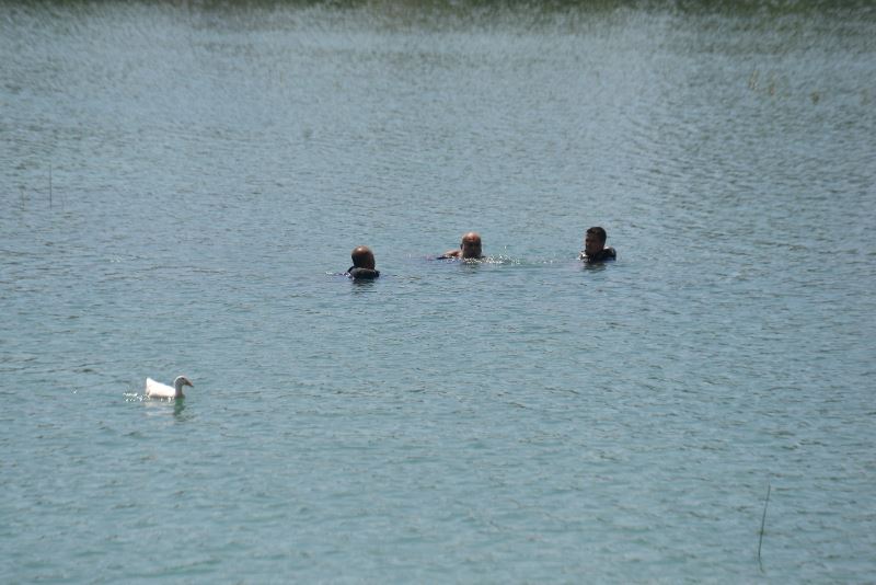 Nehirde yüzen yaşlı adam polisi alarma geçirdi
