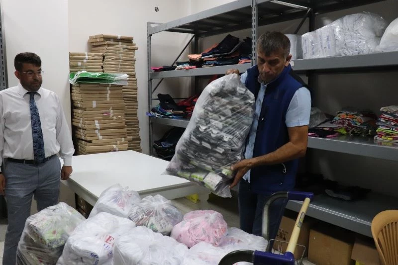 Düzce Belediyesinden selzedelere giyecek ve gıda yardımı
