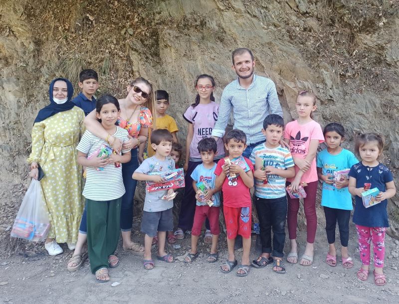 Gönüllülerden köy çocuklarına oyuncak sürprizi
