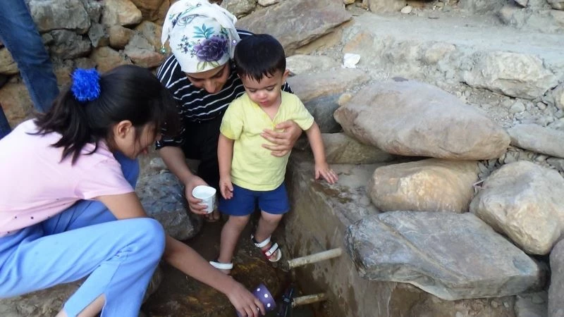 Batman’da şifalı olduğuna inanılan içme suyu ziyaretçi akınına uğruyor
