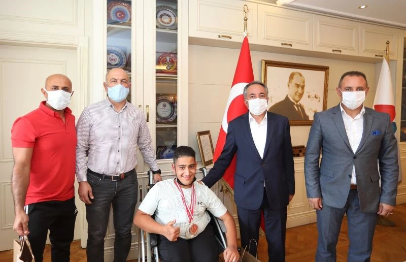 AİÇÜ Rektörü Karabulut, başarılı sporcuyu tebrik etti
