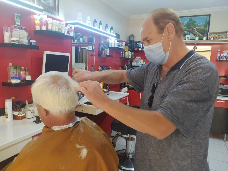 Sevginin ayakta tuttuğu yarım asırlık berber
