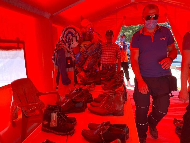 Satmak için aldığı ayakkabıları sel bölgelerine bağışladı
