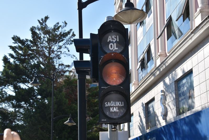 Trafik ışıklarına “Aşı Ol, Sağlıklı Kal” etiketleri yapıştırıldı
