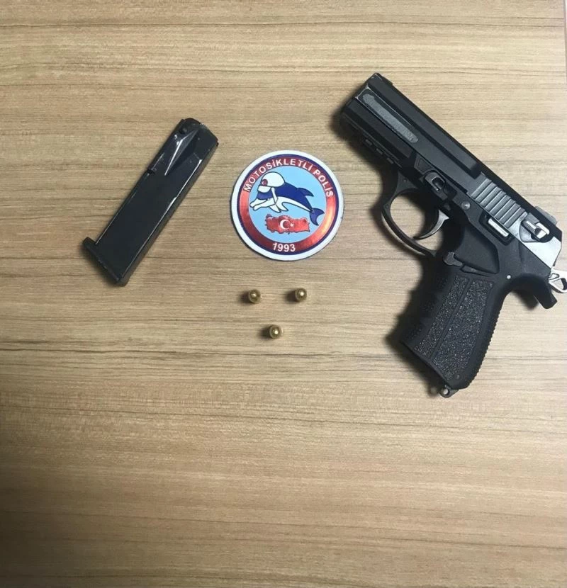 Polisten kurtulmak isterken marketin camına kafa atıp yaralandı
