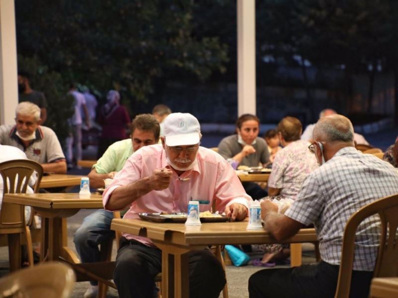 Eyüpsultan Alibeyköy Cemevi’nde Muharrem iftarı
