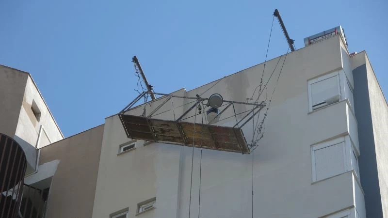 12. kattaki iskelede mahsur kalan iki kardeş yürekleri ağza getirdi
