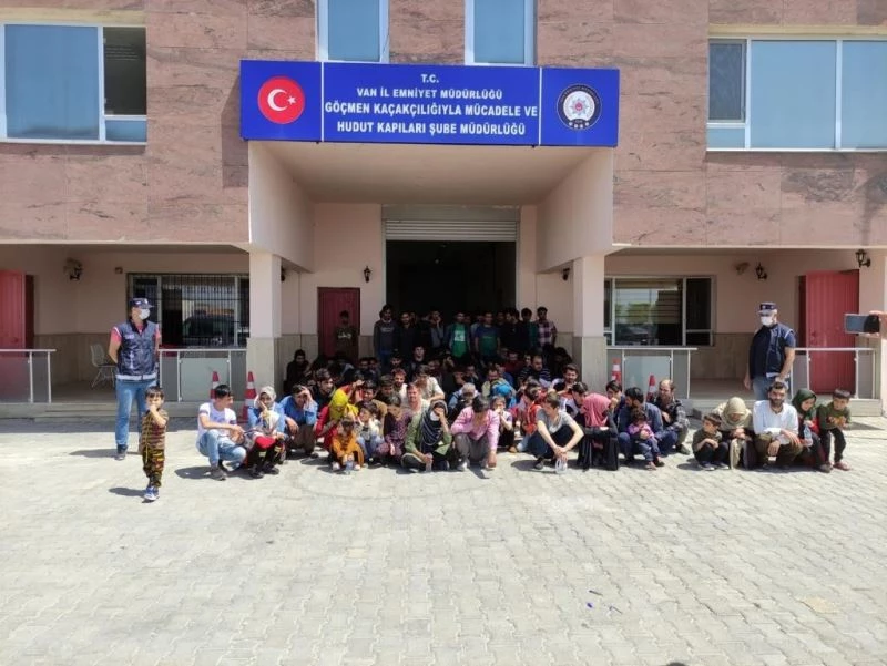 Van’da apartman dairelerinde 115 düzensiz göçmen yakalandı
