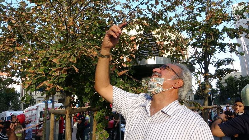 Beyoğlu’da terasa çıkarak intihara kalkışan 2 kişiyi polis ikna etti
