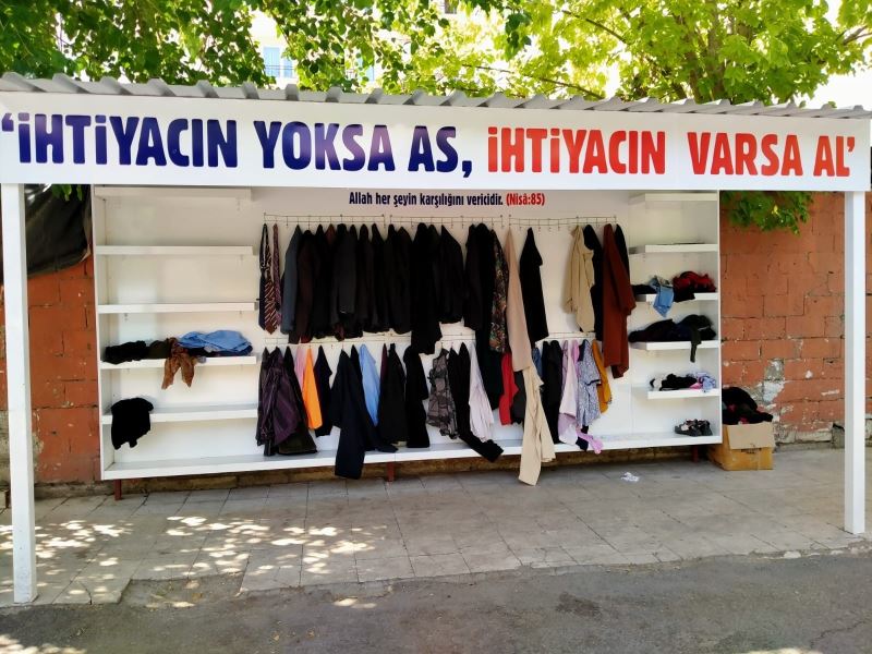 Diyarbakır’da ’İhtiyacın yoksa as, varsa al’ standı
