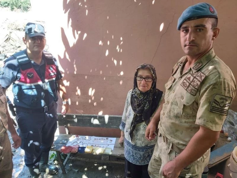 Jandarmanın çamur içinde bulduğu altınlar sahibine ulaştırıldı
