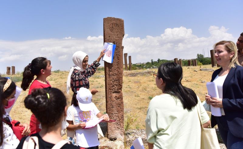 Öğrenciler tarihi mezar taşlarının üzerindeki sembolleri çizdi
