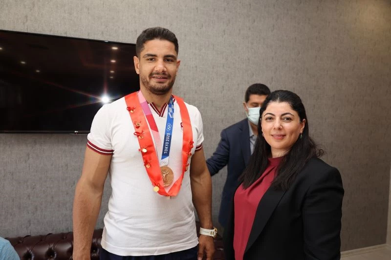 Milli güreşçi Taha Akgül, afetzedeleri unutmadı
