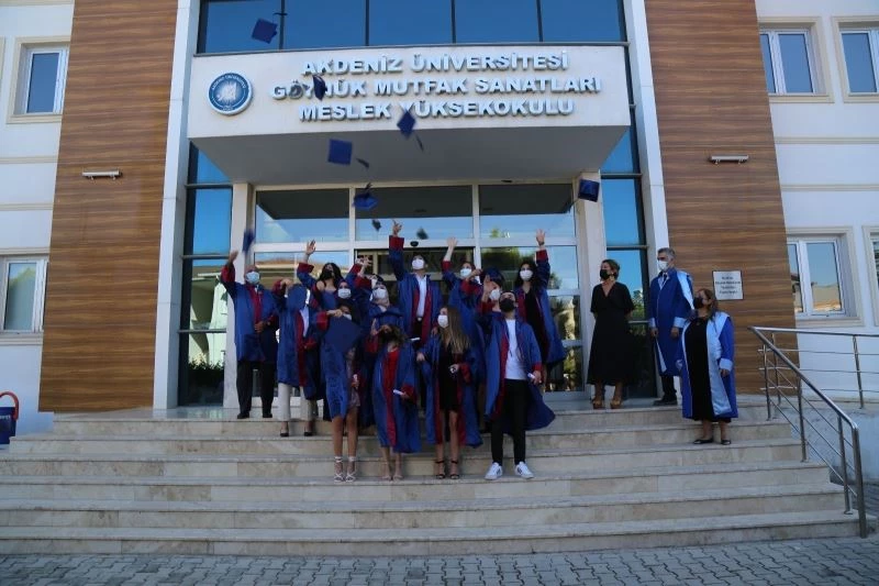 AÜ’de 8 fakülte ve 10 MYO çevrim içi mezuniyet töreni düzenledi
