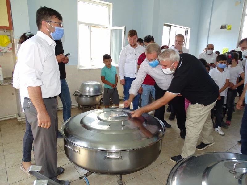 Başkanlar ve milletvekili aşure kazanının kapağını parayla kaldırdı
