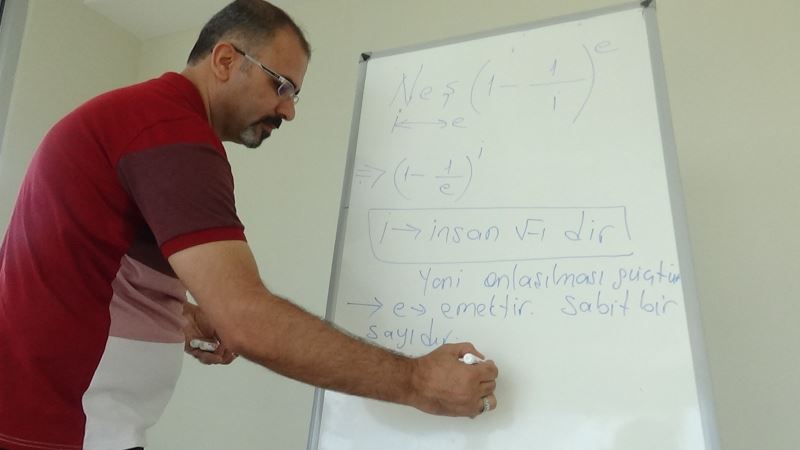 Diyarbakırlı matematik öğretmeni, geometride nokta ve doğrunun olmadığını iddia etti
