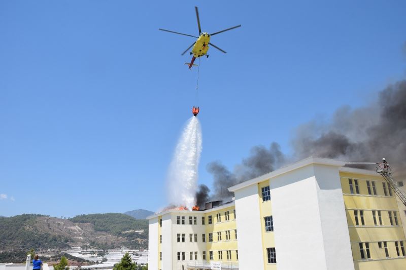 Yurt binasının çatısındaki yangına helikopterli müdahale
