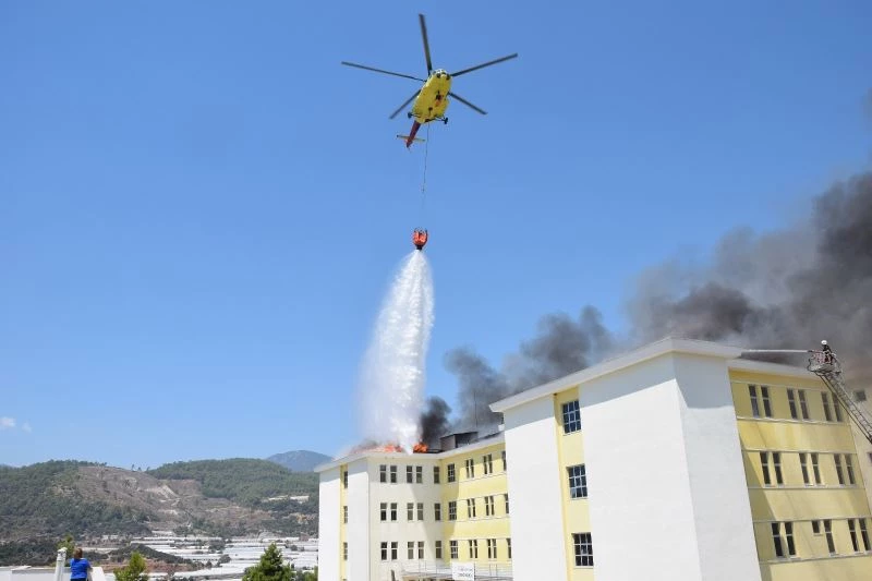 Yurt binasının çatısındaki yangına helikopterli müdahale
