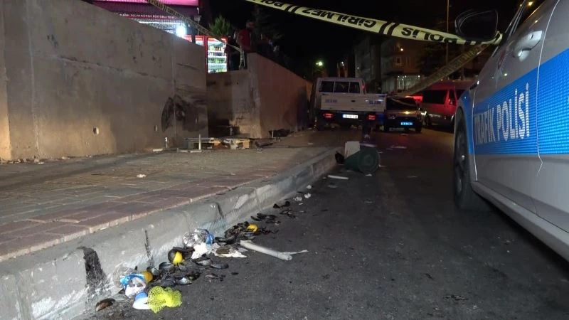 Kamyonet seyyar satıcıların ve vatandaşların arasına daldı: 1’i ağır 3 yaralı
