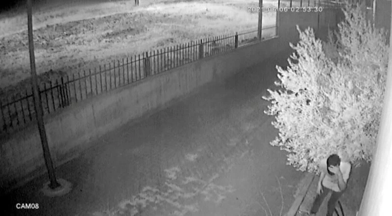 Güvenlik kamerasını fark eden hırsızın yaptığı hareket tebessüm ettirdi
