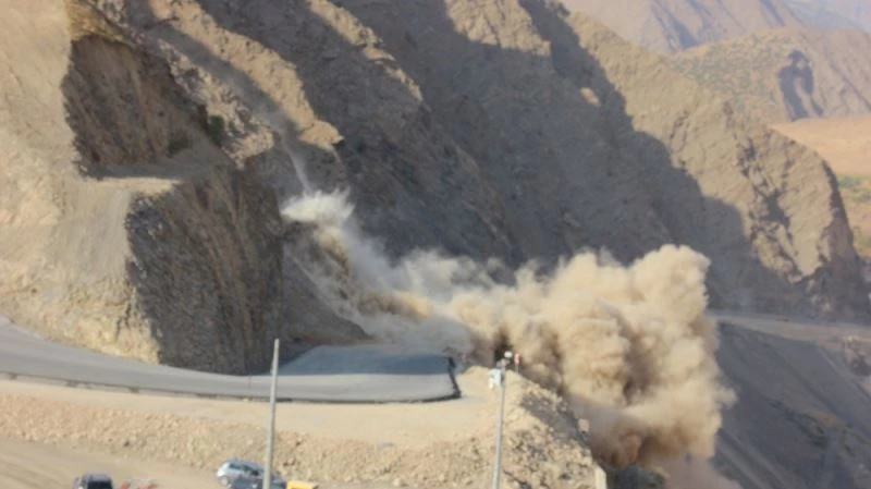 Hakkari’de yol çalışmasında dinamit patlatıldı
