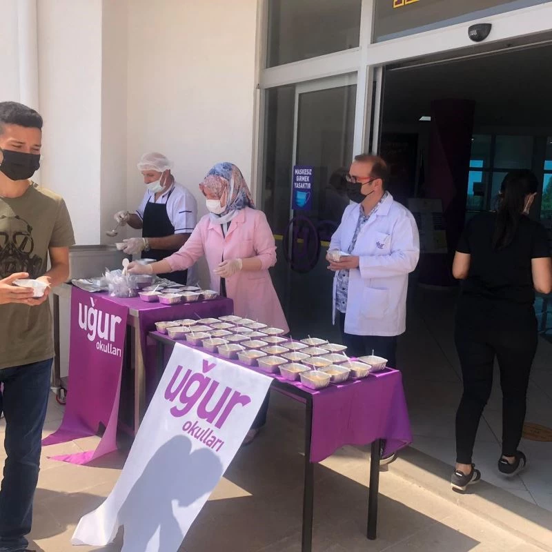 Uğurlu öğretmen ve öğrencilerin ağzı aşure ile tatlandı
